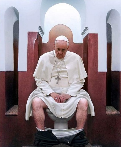 El papa Francisco cagando