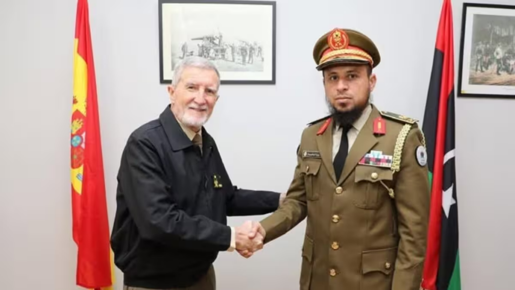 El director del CIFAS, teniente general Antonio Romero, saluda al director del servicio de inteligencia militar de Libia, el general de división Mahmoud Hamza