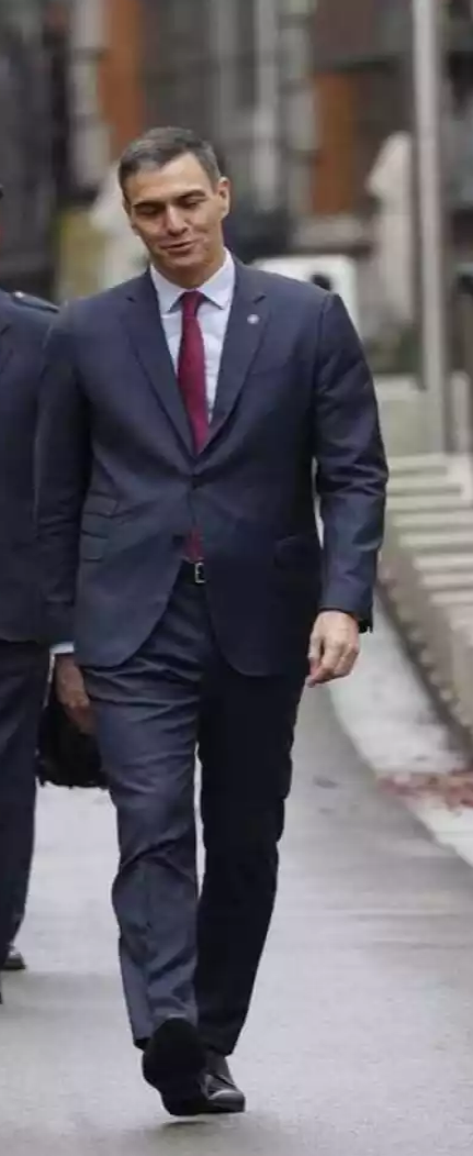 Acerca del contoneo arrogante y el «tumbao» al caminar del presidente del Gobierno de España, Pedro Sánchez, y lo que denota de él psíquicamente